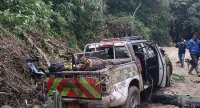 Asesinan a 8 policías colombianos en una emboscada con ráfagas de fusil y explosivos