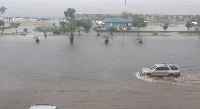 Avenidas de La Guaira quedaron inundadas por las fuertes lluvias causadas por la onda tropical