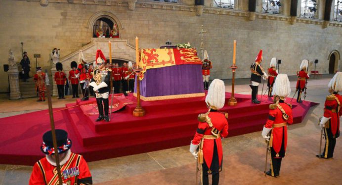 Con kilométricas colas despiden a la reina Isabel II en Londres