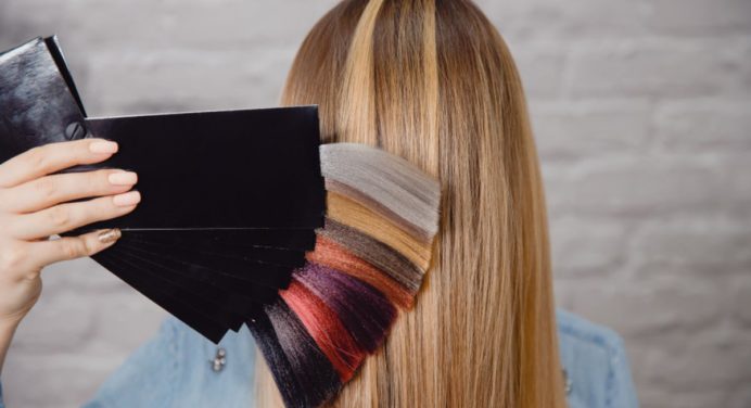 Conoce los 5 tintes para el cabello que adelgazan el rostro