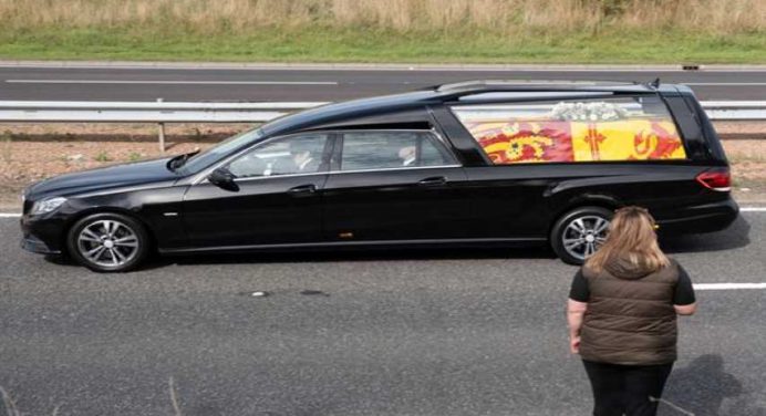 Cortejo fúnebre de la reina Isabel II llegó a Edimburgo