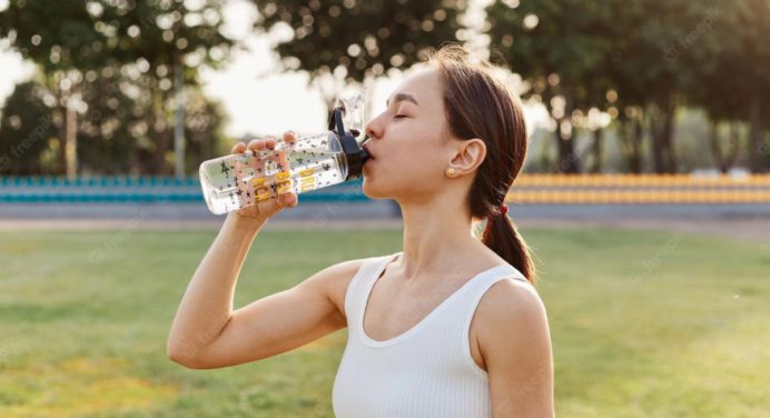 ¿Cuáles son los 4 beneficios de tomar agua tibia en ayunas?