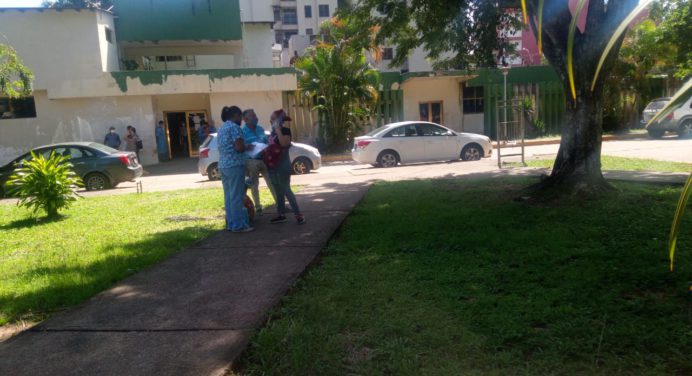 Pacientes madrugan para conseguir citas en el Centro Cardiovascular Miguel Hernández