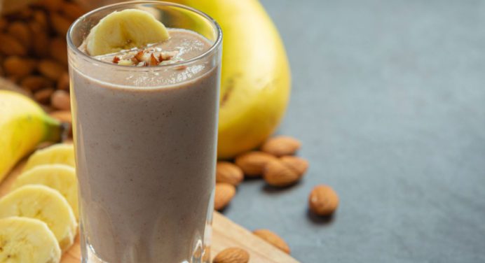 ¡Desayuno energético! Prepara un licuado de cambur con dátiles