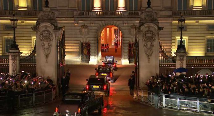 El féretro de la reina Isabel II llegó a Buckingham
