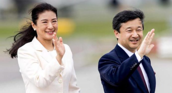 Emperadores de Japón parten a Reino Unido para atender exequias de Isabel II