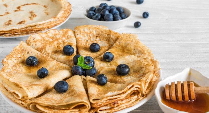 En tan solo 10 minutos elabora unas crepes de avena para un desayuno saludable