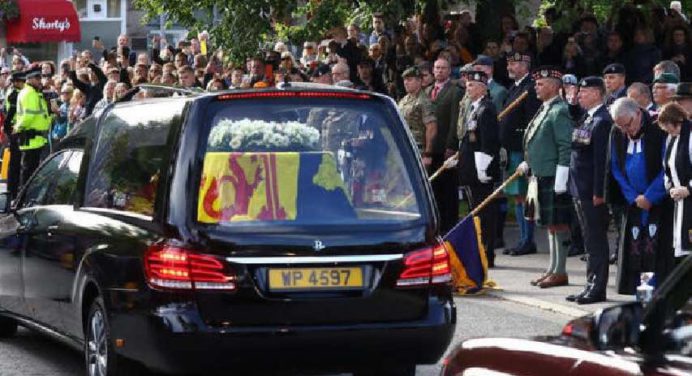Escoceses despiden con emoción y serenidad a la reina Isabel II en su cortejo fúnebre