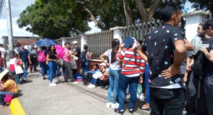 Estudiantes amanecieron en la Universidad Rómulo Gallegos para garantizar cupo
