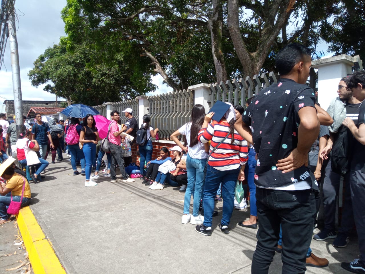 Estudiantes amanecieron en la Universidad Rómulo Gallegos para garantizar cupo