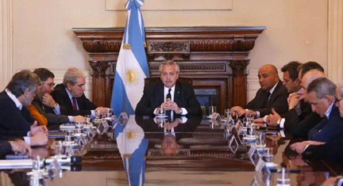 Fernández se reúne con su gabinete tras ataque a la vicepresidenta