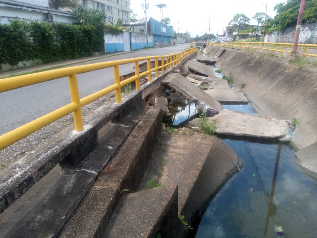 Filtraciones del Caño Orinoco deterioran parte de la vía en sector Las Avenidas
