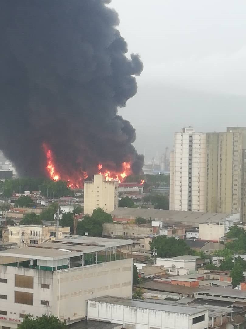 Fuerte incendio se registra en refinería de PDVSA en Puerto La Cruz