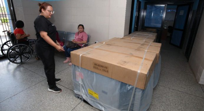 Gobernador Ernesto Luna entrega cuatro acondicionadores de aire al hospital Simón Bolívar