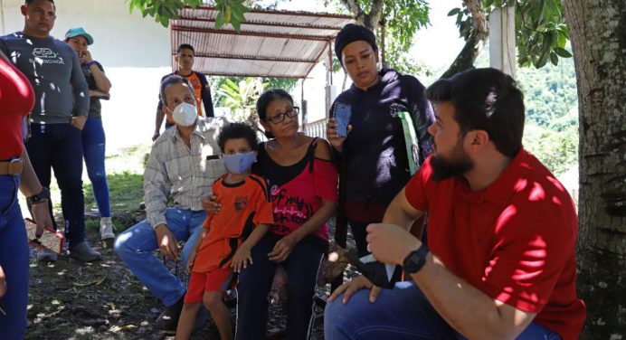 Gobernador Luna y alcalde Velásquez atienden a familias de Acosta afectadas por crecida del río