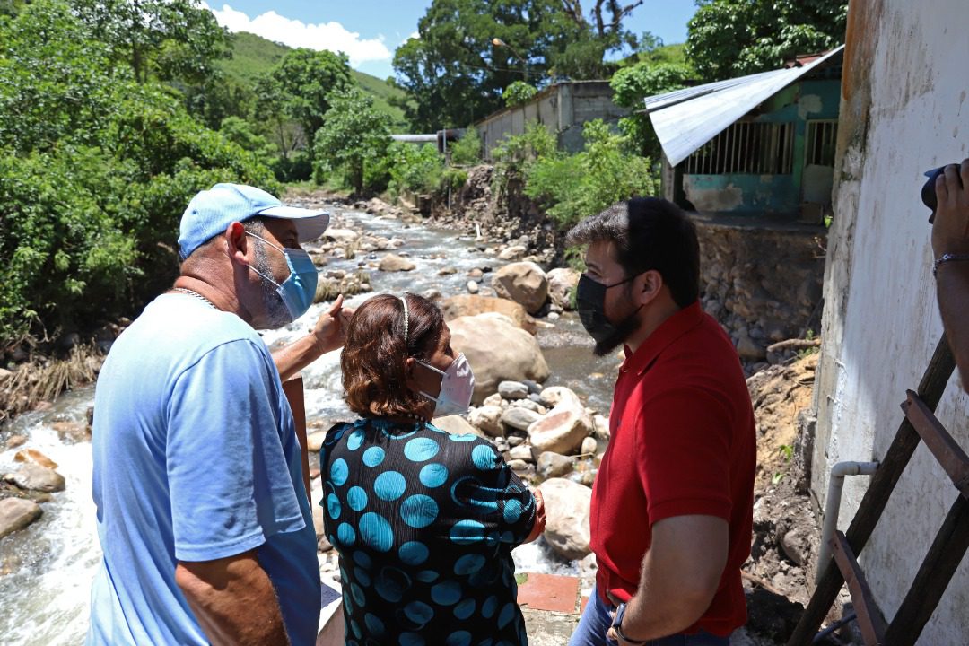 gobernador luna y alcalde velasquez brinda atencion a familias de acosta afectadas por crecida del rio laverdaddemonagas.com rio11
