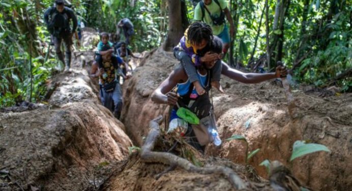 Hallan 18 cadáveres de venezolanos en una fosa en la selva del Darién