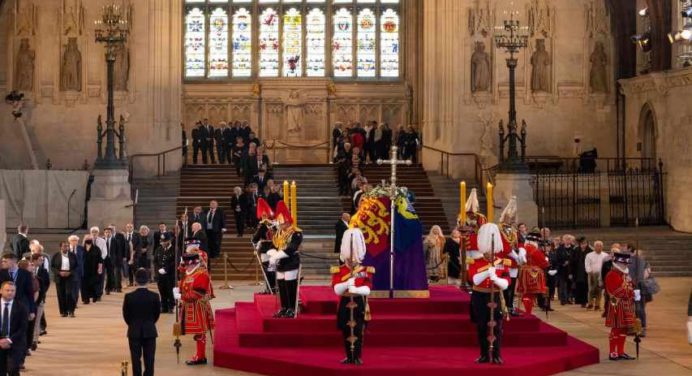 Hijos de Isabel II hicieron guardia junto a su féretro en Westminster Hall