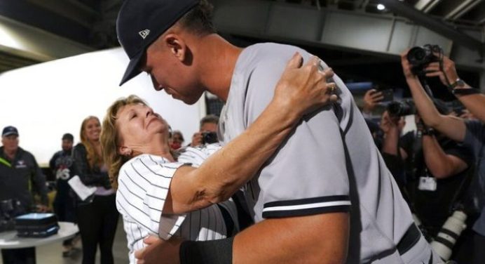 Aaron Judge le regaló a su madre la pelota del jonrón 61 (+Video)