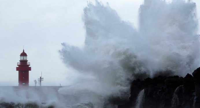 Cancelan vuelos y trenes en el sur de Japón por el tifón Hinnamnor
