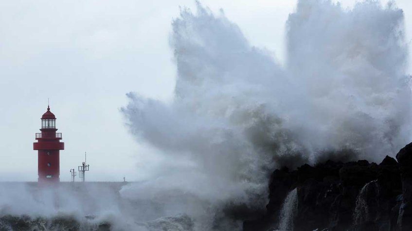 Cancelan vuelos y trenes en el sur de Japón por el tifón Hinnamnor