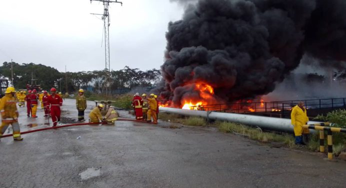 Controlan en un 95% el incendio en refinería de Puerto La Cruz