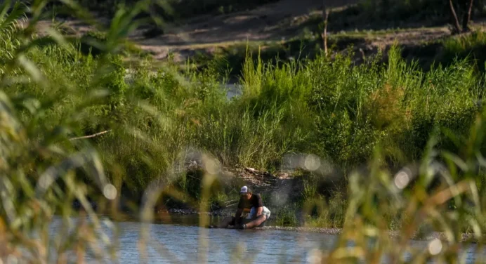 ¡Se salvaron de milagro! En Texas rescatan a inmigrantes que se ahogaban en Río Grande