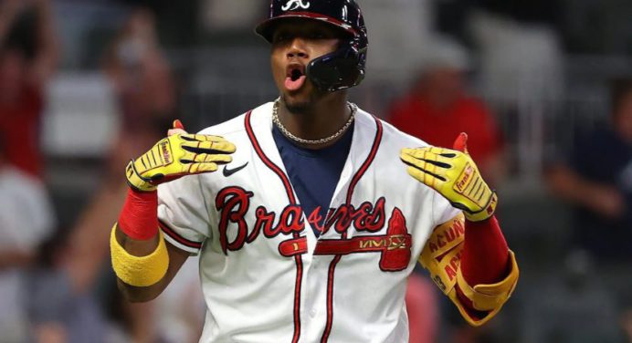 Mira el original bate diseñado por el criollo Ronald Acuña Jr. 