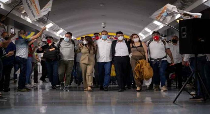 Llegan a Venezuela los 12 tripulantes del avión retenido en Argentina