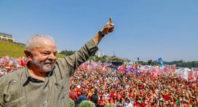 Lula tiene 52% de ventaja en la intención de voto según encuestas