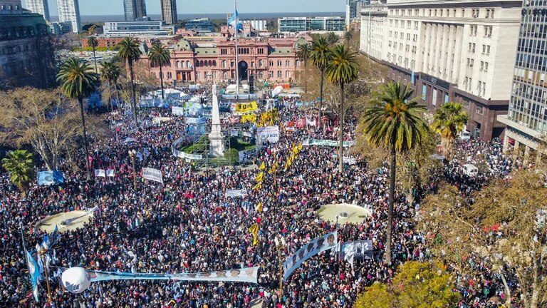 Masiva movilización en Argentina para repudiar el atentado que sufrió Cristina Kirchner (+Fotos)