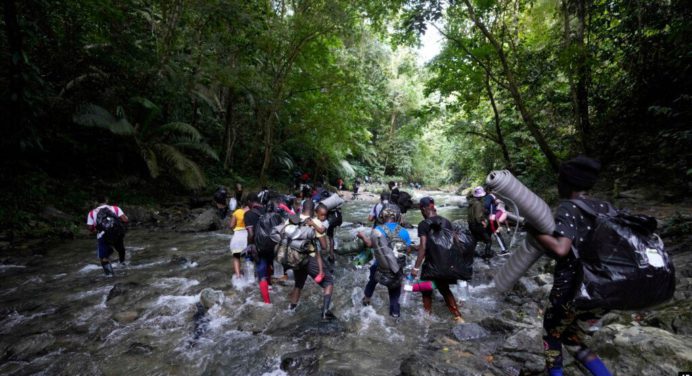 Migrantes venezolanos se exponen al «Tapón del Darién» y pagan hasta $7 mil por llegar a EEUU