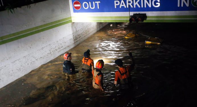 Mueren 7 personas en un estacionamiento inundado por un tifón en Corea del Sur