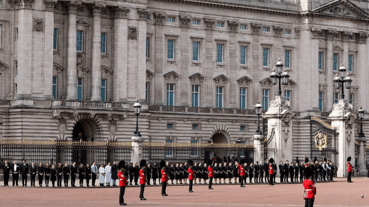 Multitud acompaña al último adiós de la reina Isabel II