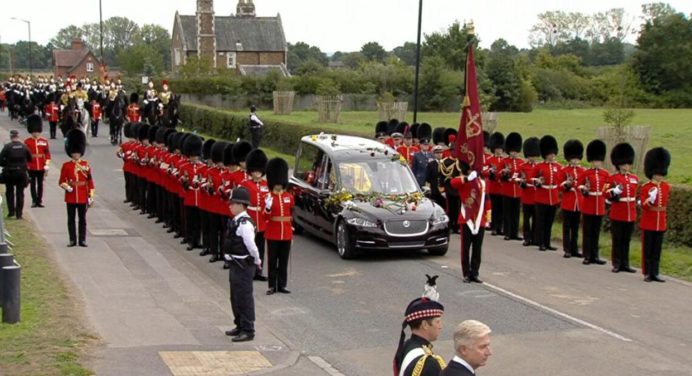 Multitud acompaña al último adiós de la reina Isabel II