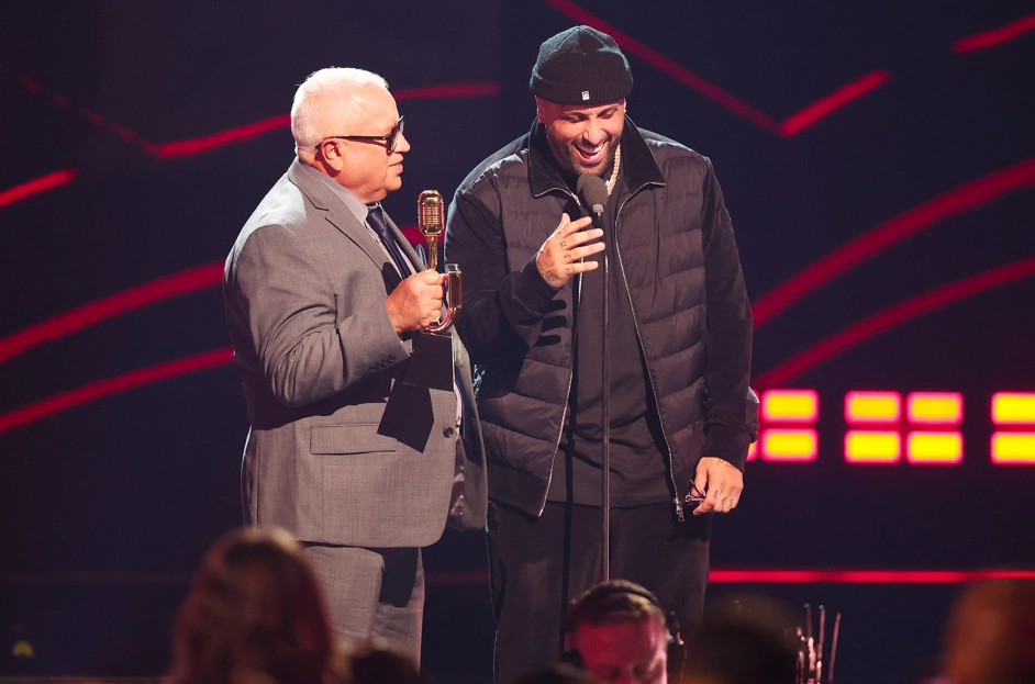 Nicky Jam entró al «Salón de la Fama» de la mano de su padre en los Premios Billboard 2022