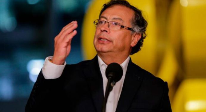 Petro pidió a Nicolás Maduro ser garante de los diálogos de Paz con el ELN