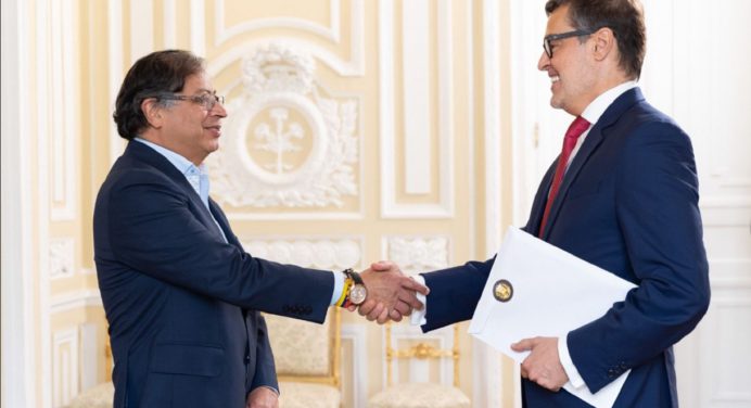 Petro recibe cartas credenciales de Embajador venezolano, Félix Plasencia