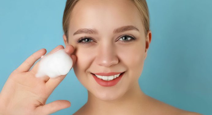 Pon en práctica estos 5 trucos para desmaquillarte y no dañar tu piel