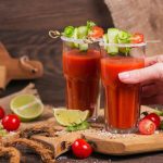 Prepara el jugo de tomate y sus beneficios