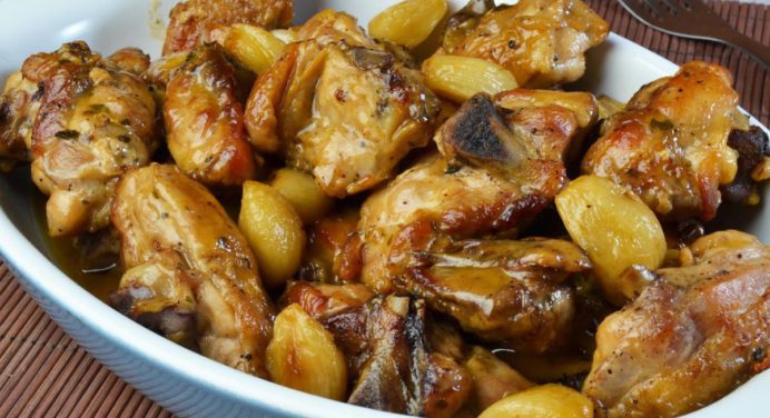 Prepara un exquisito pollo al ajillo para un almuerzo distinto con mucho sabor