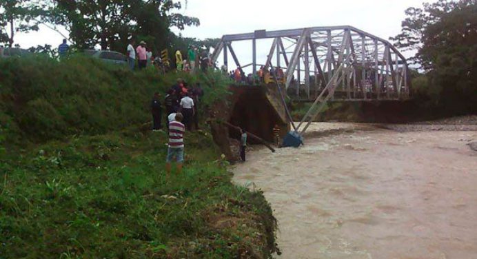 Puente Las Doradas en Barinas colapsó debido a las fuertes lluvias