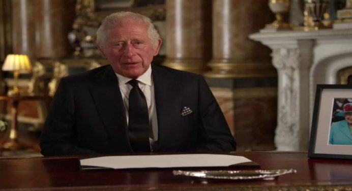 Rey Carlos III renueva promesas de la reina Isabel II