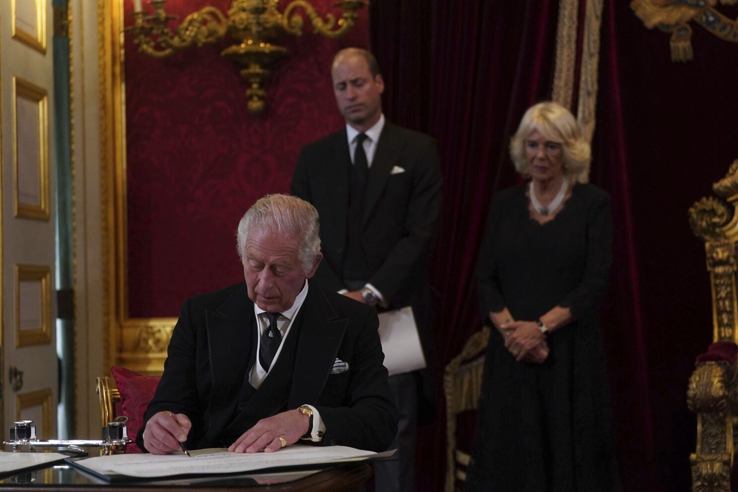 Rey Carlos III y su hijo Guillermo agradecen multitudinario homenaje popular a Isabel II