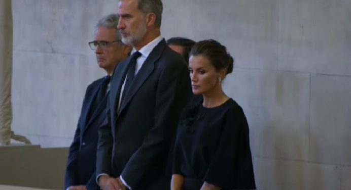 Reyes de España visitan la capilla ardiente de Isabel II
