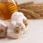 Prepara la concha de ajo con miel para el rejuvenecimiento de la piel