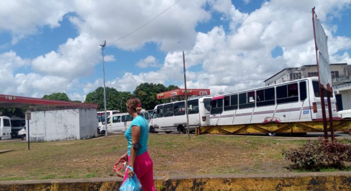 Transportistas madrugan para acceder a cupo de gasolina