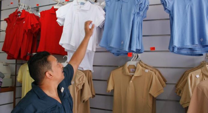 Tres meses de salario cuesta adquirir uniformes escolares