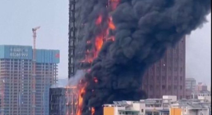 Un incendio arrasa un rascacielos en una ciudad en China