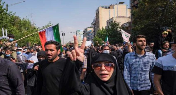 Universidades de Teherán suspenden clases ante ola de protestas por muerte de una mujer